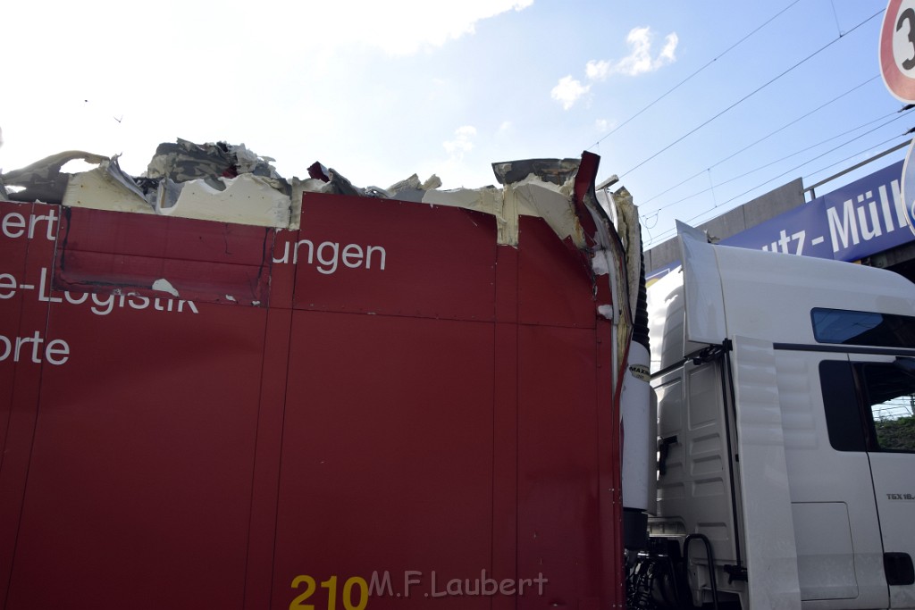 LKW blieb unter Bruecke haengen Koeln Deutz Opladenerstr Deutz Muelheimerstr P105.JPG - Miklos Laubert